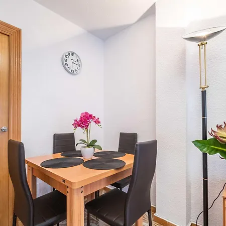 Calle Helsinki 23, With 2 Bedrooms , 200 Meters From Locos Апартаменты