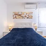 Calle Helsinki 23, With 2 Bedrooms , 200 Meters From Locos 托雷维耶哈