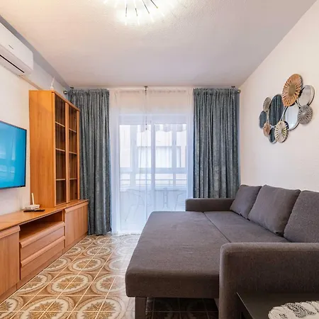 Calle Helsinki 23, With 2 Bedrooms , 200 Meters From Locos