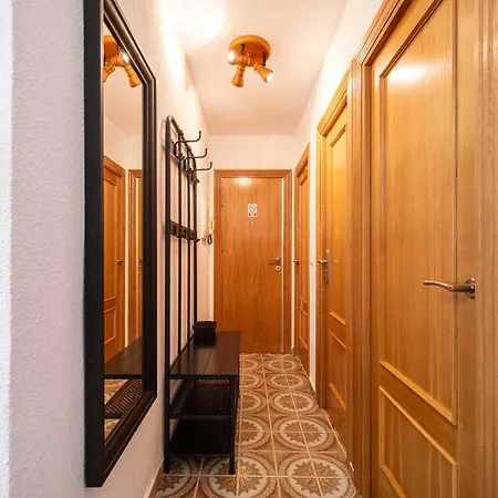 Calle Helsinki 23, With 2 Bedrooms , 200 Meters From Locos Apartamento