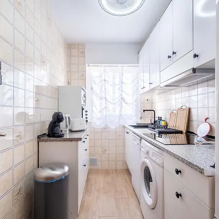 Calle Helsinki 23, With 2 Bedrooms , 200 Meters From Locos アパート トレビエハ