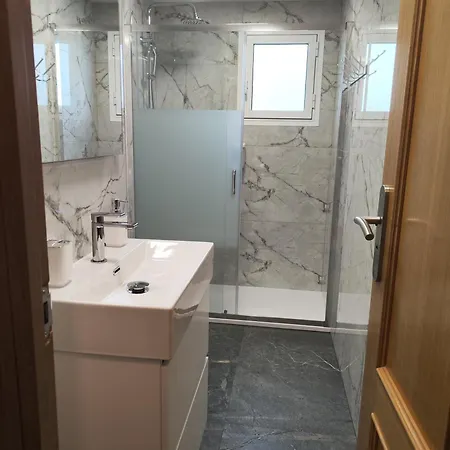 Calle Helsinki 23, With 2 Bedrooms , 200 Meters From Locos Apartamento