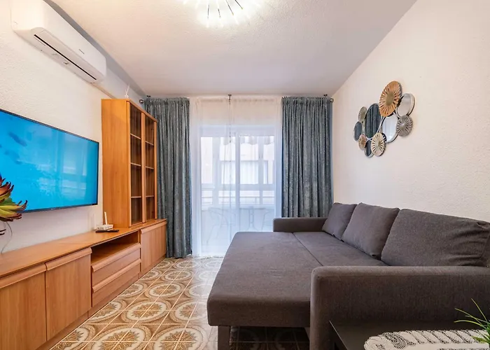 Calle Helsinki 23, With 2 Bedrooms , 200 Meters From Locos